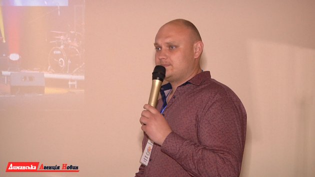 Микола Кмитюк, презентує проєкт фестивалю «Пісні, народжені в АТО».