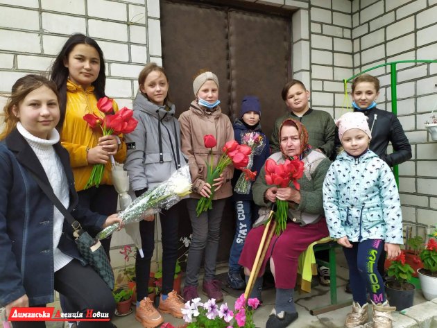 Доброславская ОТГ: ученики Трояндовской школы поздравили ветеранов Второй мировой войны (фоторепортаж)