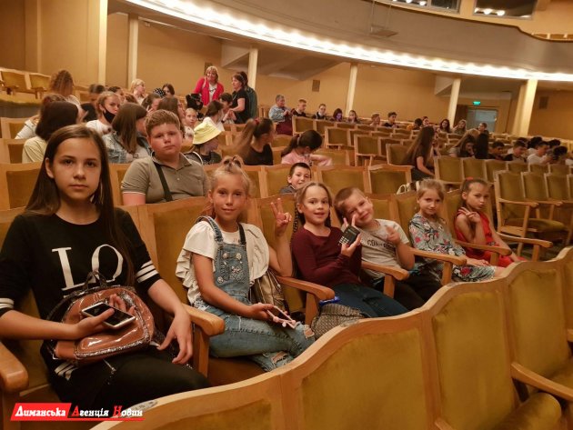 Доброславская ОТГ: ученики Трояндовской школы посетили Украинский драматический театр (фотофакт)