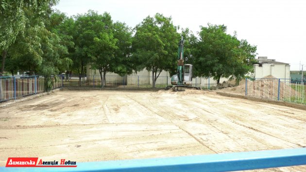 В селе Визирка Одесского района начато строительство новой детской площадки (фото)