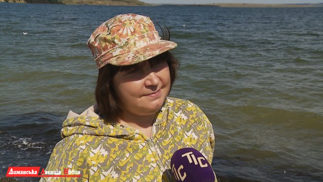 Галина, ловить рибу поблизу Калинівки.