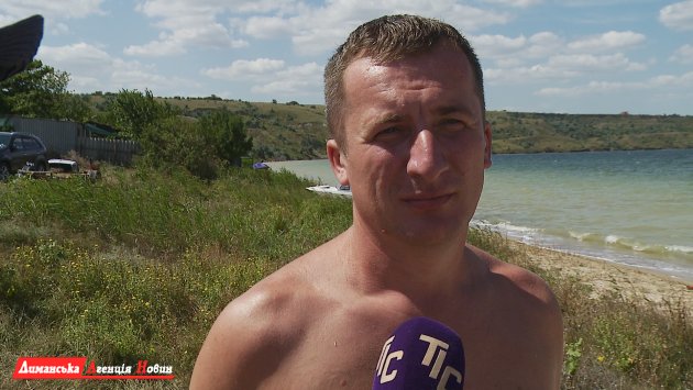 Сергій, відпочиває на кордонському пляжі.