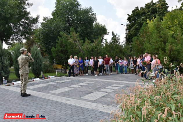 Руководство Доброславского поселкового совета почтили память героев минутой молчания (фоторепортаж)