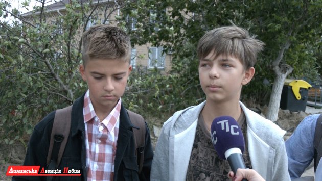 Дмитрий, ученик (справа).