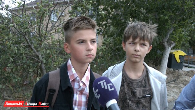 Богдан, ученик (слева).