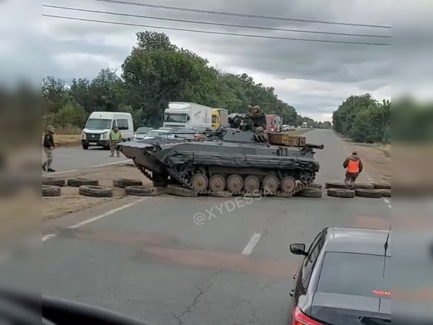 В селе Иваново Одесского района проехала колонна военной техники (видео)