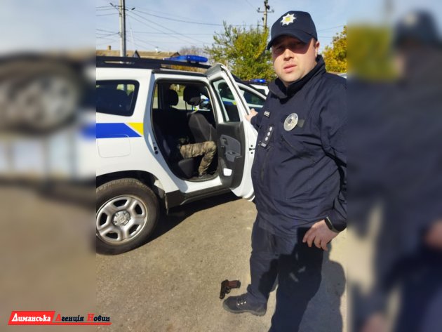 Полицейские офицеры Красносельской громады задержали мужчину с оружием 