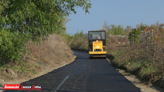 В с. Любополь Визирской ОТГ проводят ремонт дорожного покрытия (фото)