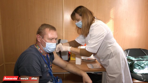 На ТІСі триває кампанія з вакцинації працівників від COVID-19 (фото)