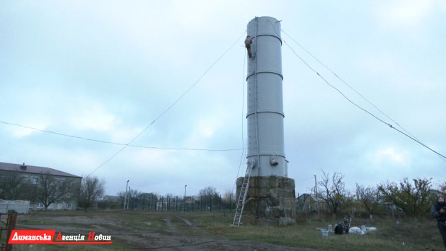 В селе Першотравневое Визирской ОТГ была окрашена башня Рожновского (фото)