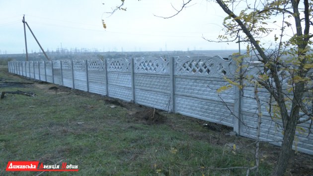 В селе Новая Ольшанка Визирской ОТГ на кладбище заменили забор (фото)