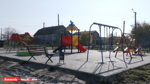 В Заре Труда Визирской ОТГ были создаы детская площадка и мини-футбольное поле (фото)