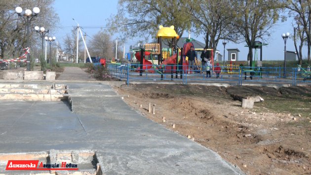 В местном парке села Першотравневое Визирской ОТГ завершился очередной этап ремонта (фото)