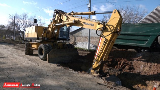 В Визирке по улице 51-й Перекопской дивизии продолжаются работы по обустройству канализации (фото)