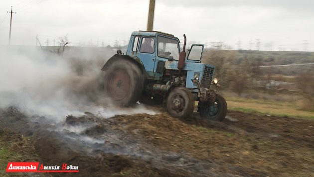 Жителю села Нова Вільшанка Визирської ОТГ за спалювання листя винесли усне попередження (фото)