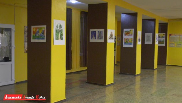 Визирська ОТГ: у Першотравневому ліцеї відкрилася виставка малюнків гуртка «Веселка» (фото)