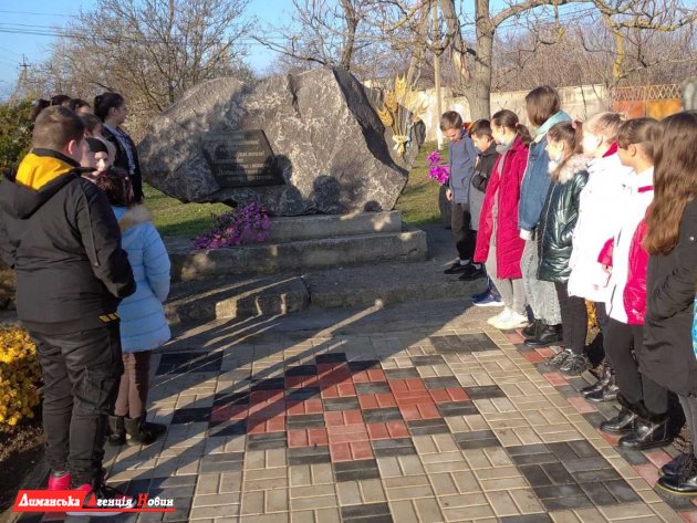 У Курісовському ЗЗСО долучилися до вшанування пам’яті жертв голодоморів та політичних репресій (фоторепортаж)