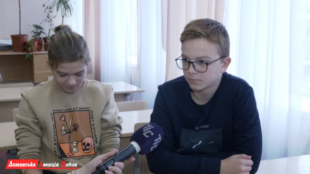 Михаил Клюкин, ученик 9-А класса Першотравневого лицея (справа).