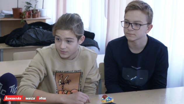 Илья Вернидуб, ученик 9-А класса Першотравневого лицея (слева).