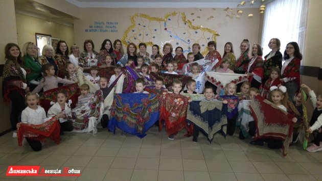 В Першотравневом лицее Визирской ОТГ прошли мероприятия ко Дню украинского платка (фото)