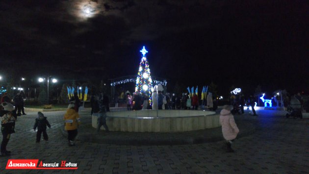 На головній площі села Визирка Одеського району встановили новорічну ялинку (фото)
