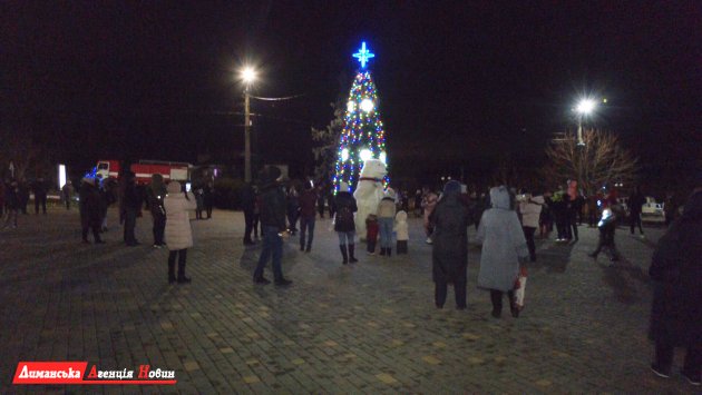 В селе Першотравневое Визирской ОТГ зажгли новогоднюю елку (фото)