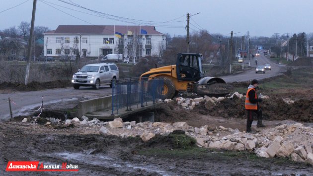 В селе Красноселка Одесского района идут подготовительные работы по реконструкции дамбы (фото)