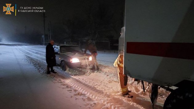 Рятувальники Одеської області вилучили автомобіль зі слизької дороги у Визирській ОТГ (фото)
