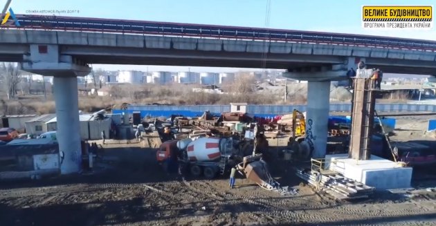 В Одессе приступили к возведению ключевой эстакады на новой дороге в морской порт (видео)