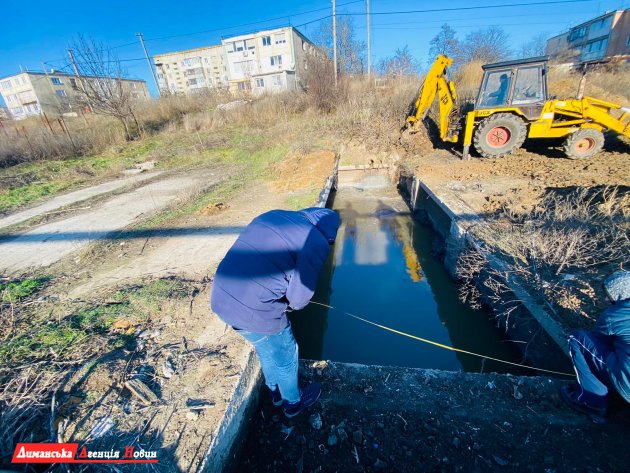 В Александровке Фонтанской ОТГ было закрыто выгребную яму каменными плитами (фото)