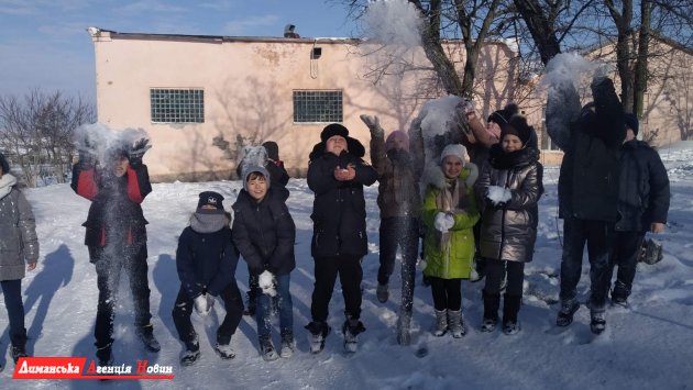 Ученики Ивановского УВК Красносельской ОТГ подкармливали птиц во время перерыва (фотофакт)
