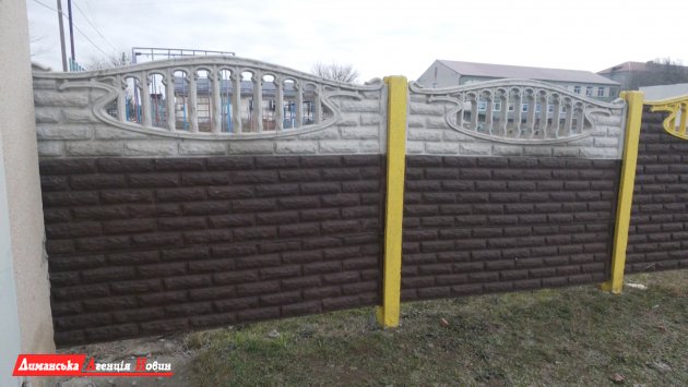 У Першотравневому ліцеї Визирської ОТГ правопорушники знову пошкодили паркан (фото)