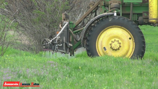 Працівники ФГ "Світязь" засіяли пшеницею 350 га землі Визирської ОТГ (фото)