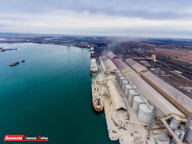 В Черном море возобновлена работа украинских портов