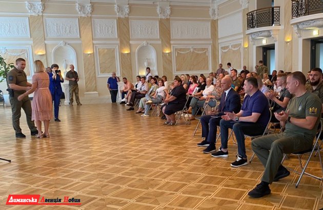 В Украинском театре наградили семью погибшего воина-героя Сергея Шамуты (фото)