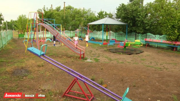 Жители Першотравневого совместными усилиями с коммунальщиками отремонтировали детские площадки (фото)