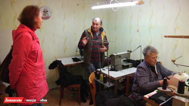 Волонтер из с. Кордон Визирской ОТГ отшивает термобельё для ВСУ (фото)