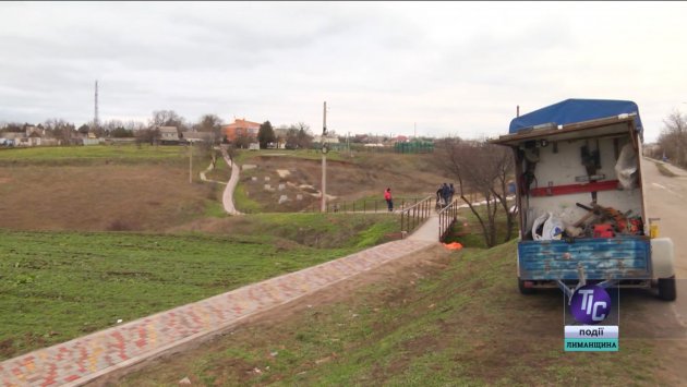 В Визирке построят пешеходную дорожку, которая соединит через балку две части села (фото)