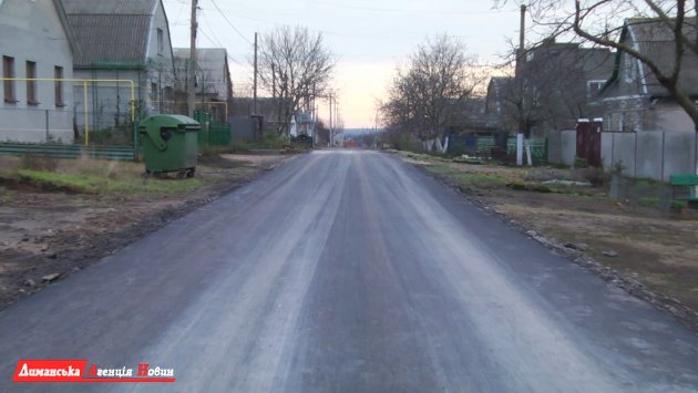 Визирская ОТГ: в селе Першотравневое на улице Степной впервые проложили асфальт (фото)