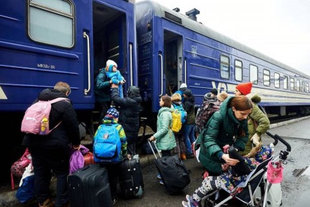 Переселенцы могут переадресовать свои соцвыплаты в любой регион Украины — как это сделать