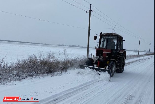 Визирская ОТГ: работники КП «Визирське джерело» расчищают дороги и тротуарные дорожки от снега (фото)