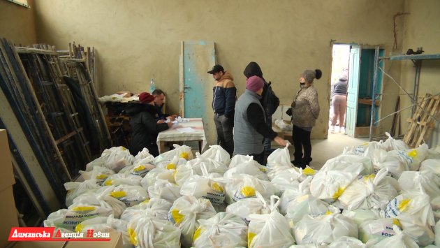 Продуктові набори від сільради: жителі Визирської громади отримали гуманітарну допомогу (фото)
