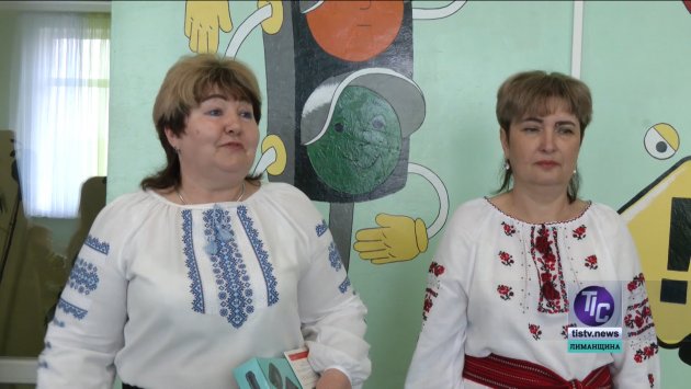 Тетяна Казак, директорка опорного закладу «Першотравневий ліцей» (ліворуч)