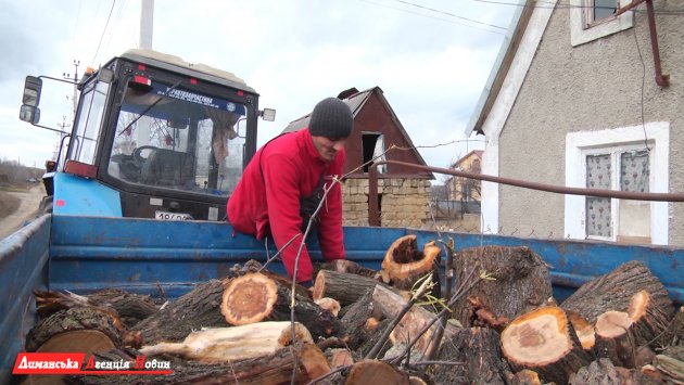 В Визирской ОТГ особо нуждающимся жителям помогают дровами (фото)