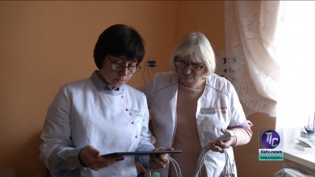 Еліна Концева, директорка Визирського центру первинної медико-санітарної допомоги (ліворуч)