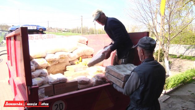 16 харчових продуктів: у Дмитрівському старостаті жителям надають гуманітарну допомогу (фото)