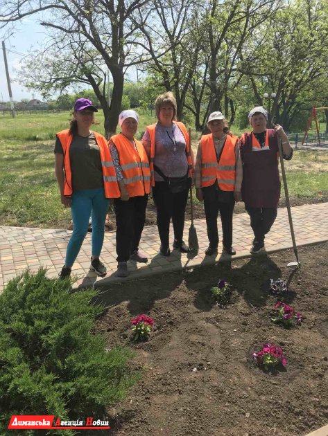 Жители Визирской ОТГ совместными усилиями высадили около 6 тысяч цветов (фотофакт)