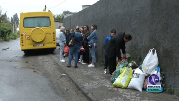Каховская ГЭС: дети Першотравневого лицея собрали 40 мешков корма для животных из Херсонской области (фото)