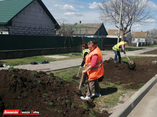 У Любополі Визирської СТГ комунальники висаджують квіти (фото)