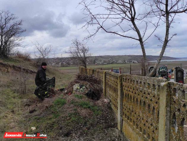 Комунальники проводять прибирання кладовищ на території Визирської СТГ (фото)